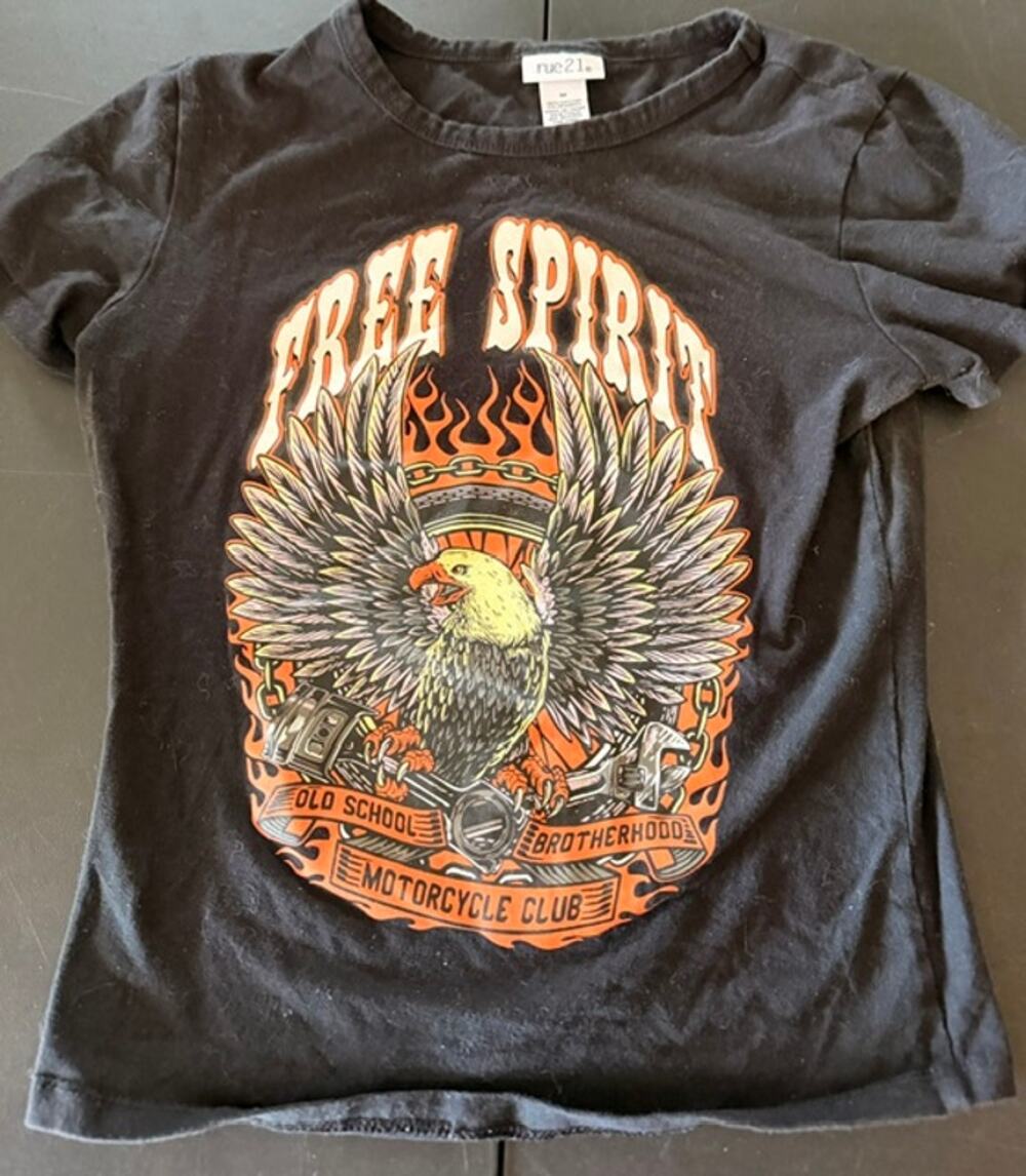 Chic Free Spirit Graphic Tee - Comfortable & Stylish Top!